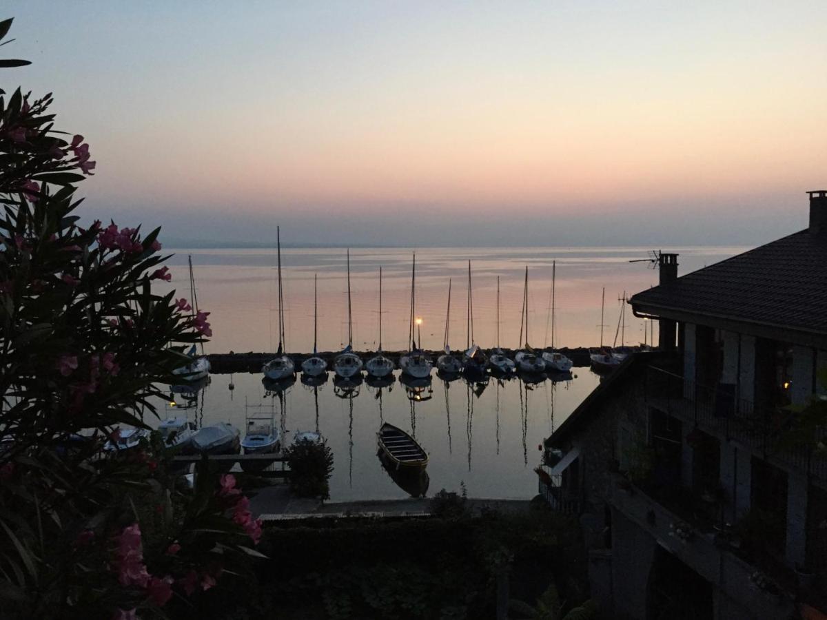 A Room With A View - Maisonnette Dans Bourg Medieval Au Bord Du Lac Leman Yvoire Exterior photo